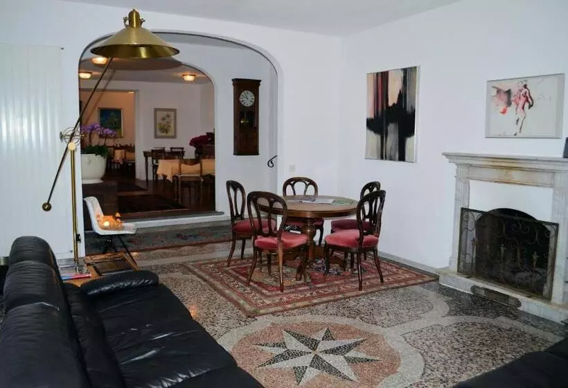 Hotelli Garni Rivabella Au Lac