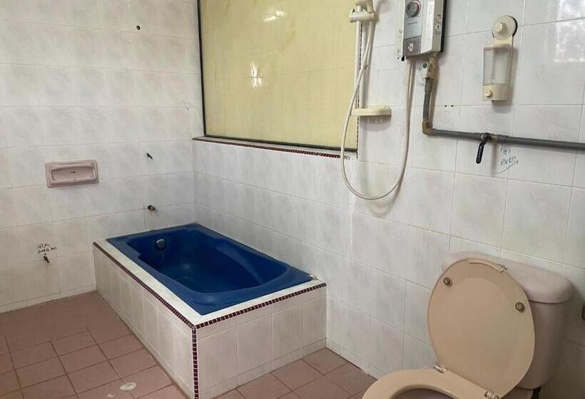 בית מלון כפרי Oyo 90885 Bera Pentagon Inn