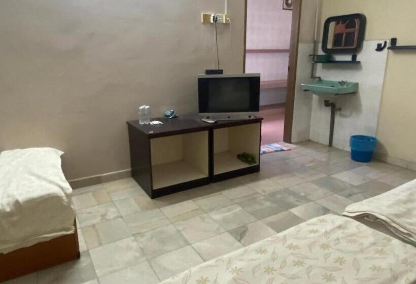 בית מלון כפרי Oyo 90885 Bera Pentagon Inn