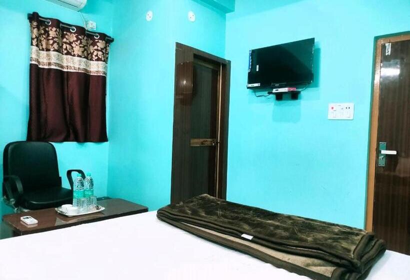 هتل Ambika Near Famous Naulakha Temple