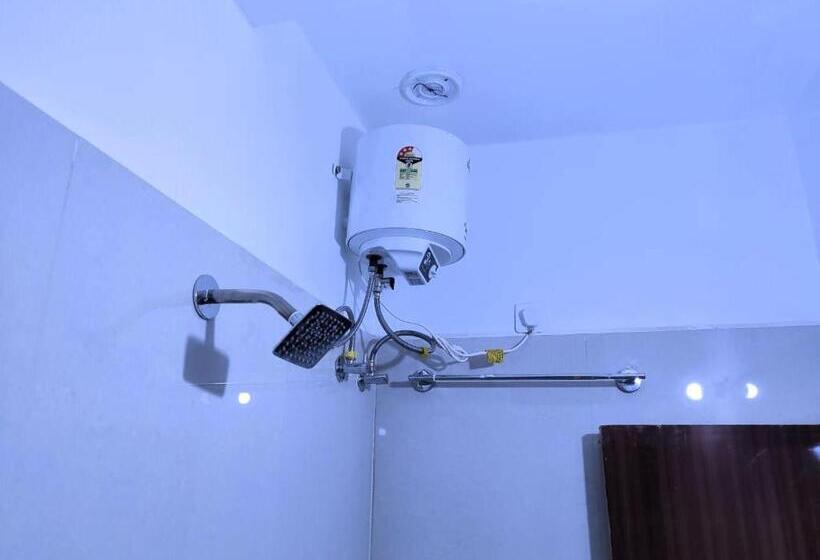 هتل Ambika Near Famous Naulakha Temple