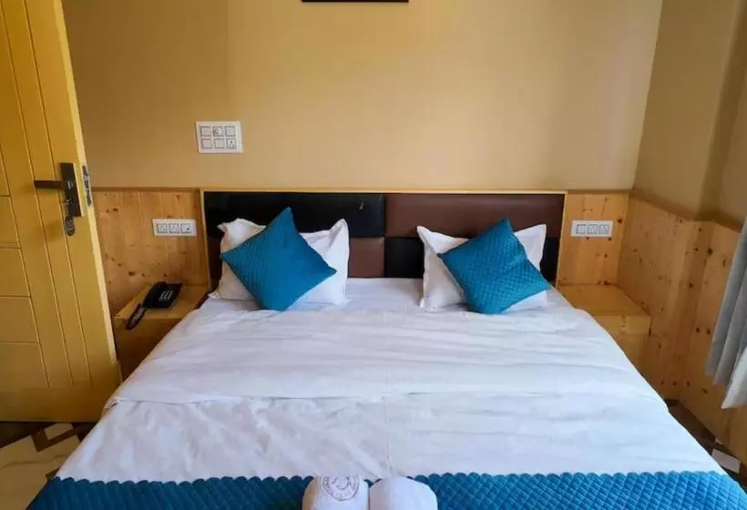Hotelli Goroomgo Ghar Bar Boutique Stay Himachal Pradesh   Luxury Room & Mountain View