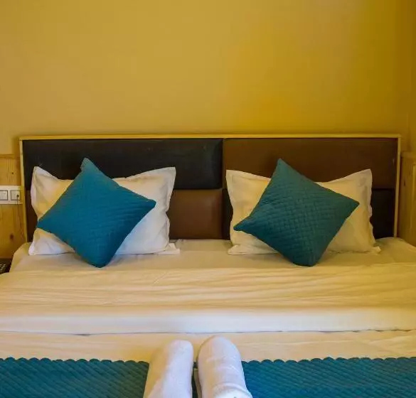 Hotelli Goroomgo Ghar Bar Boutique Stay Himachal Pradesh   Luxury Room & Mountain View