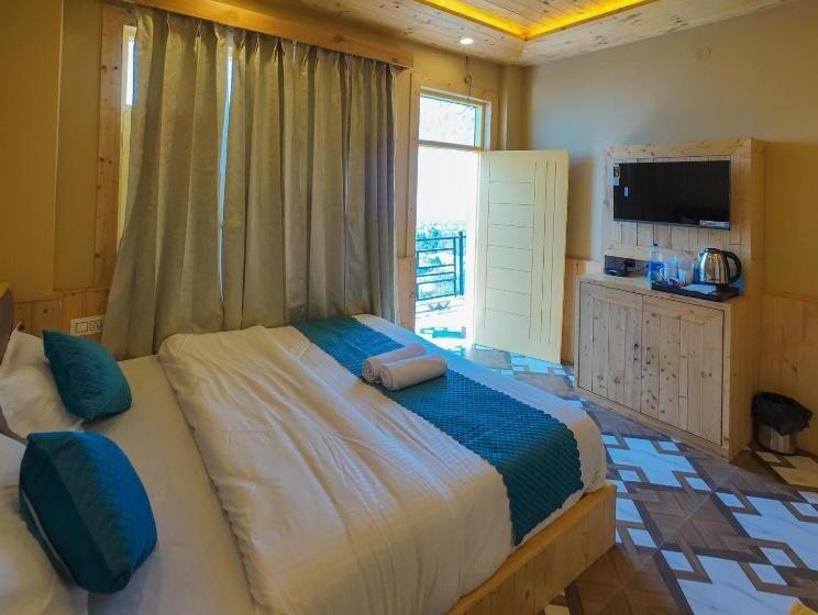 בית מלון כפרי Goroomgo Ghar Bar Boutique Stay Himachal Pradesh   Luxury Room & Mountain View