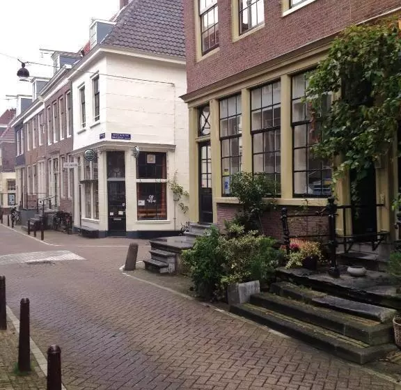 تختخواب و صبحانه Blue Tulip Amsterdam