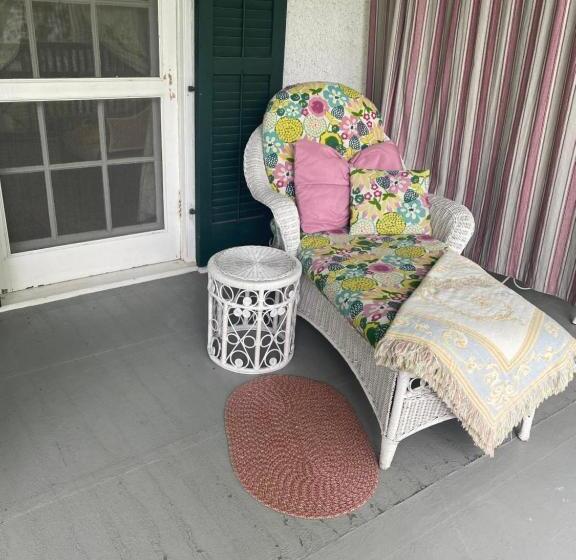 住宿加早餐 Montrose Inn