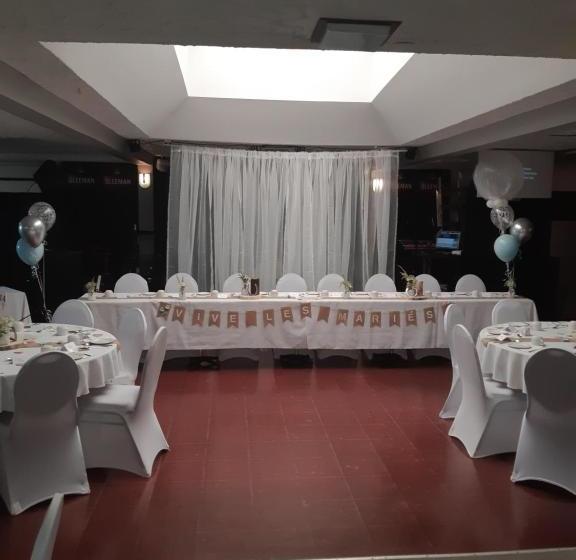 فندق Hôtel Aux Vieux Bardeaux