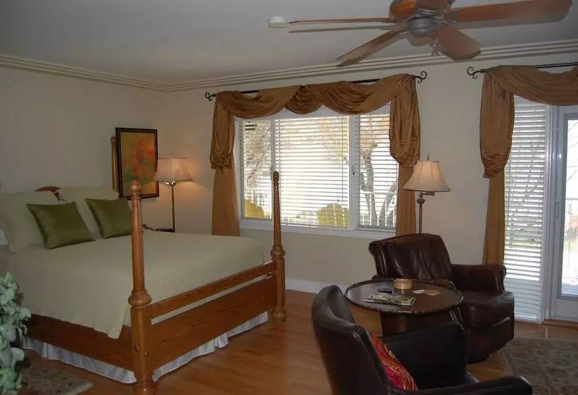 Lakeshore Bed & Breakfast