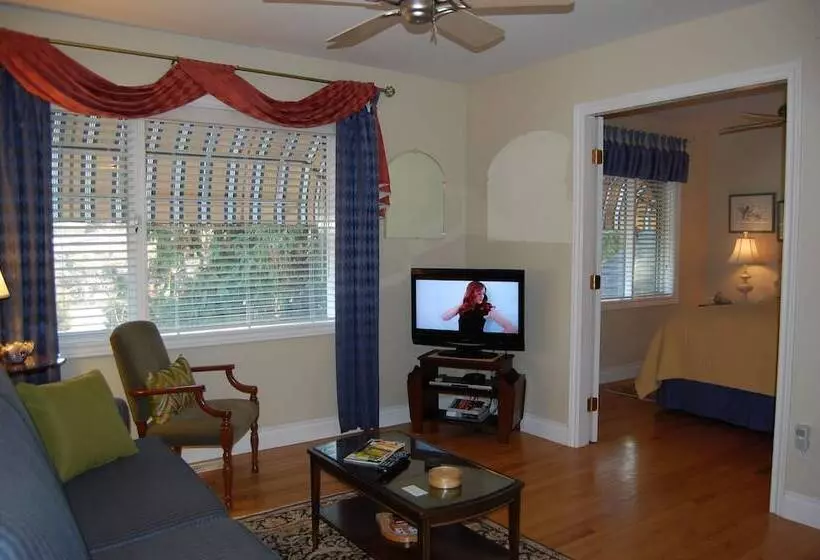 Lakeshore Bed & Breakfast