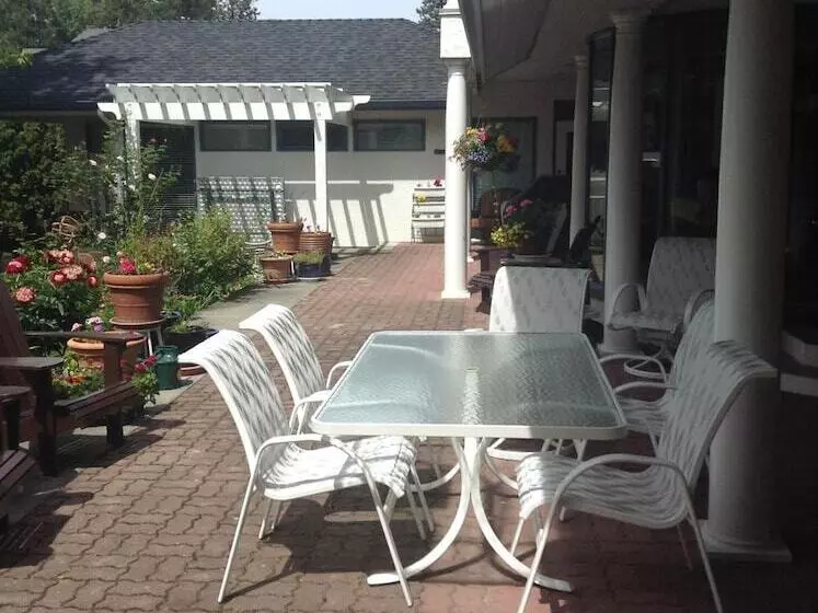 Lakeshore Bed & Breakfast