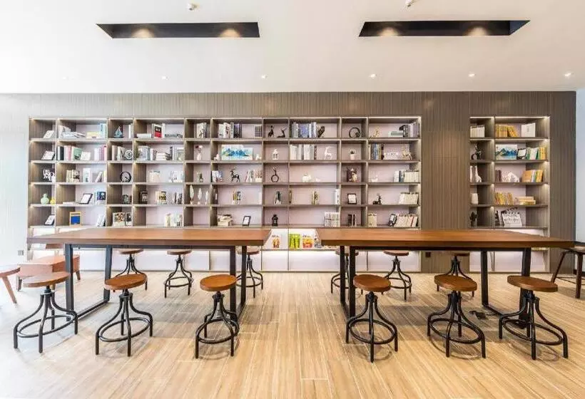 Hanting Hotel Zhengzhou South Longhu Shawoli Metro Station