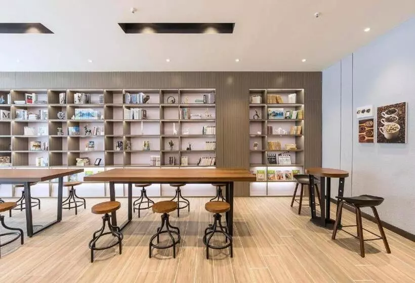 Hanting Hotel Zhengzhou South Longhu Shawoli Metro Station