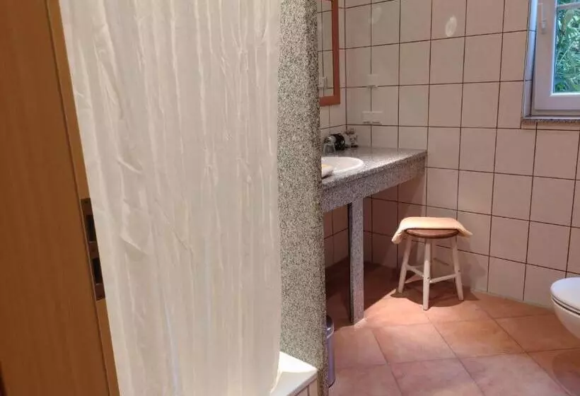 Aamiaismajoitus (B&B) Weingut Weinstube Weinhotel Wolf