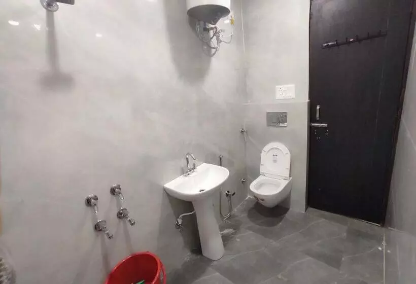 Oyo Hotel Avs 8268
