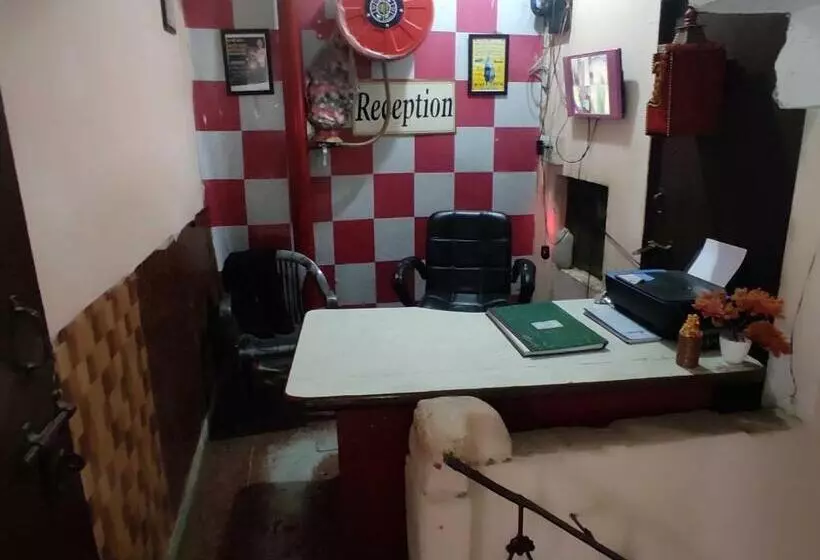Oyo Hotel Avs 8268