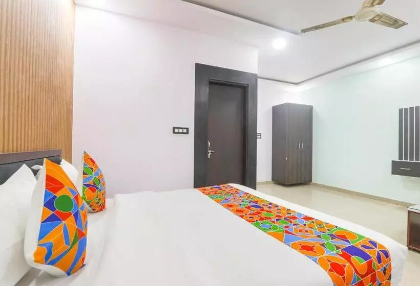 Fabhotel Paras