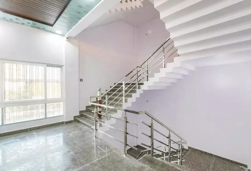 Fabhotel Paras