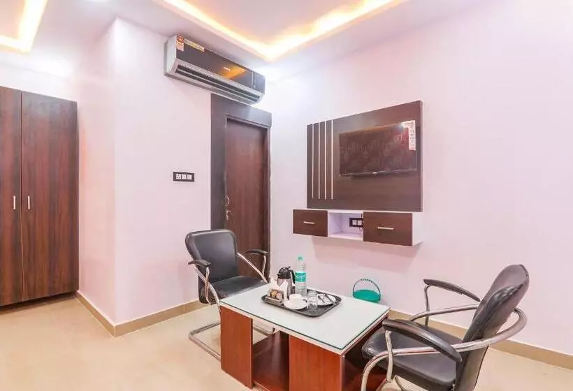 Fabhotel Paras