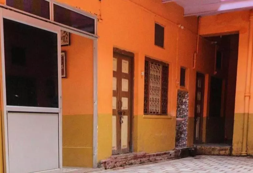 ホテル Goroomgo Laxmi Bhawan Dharamshala Mathura Near Yamuna River And Dwarikadhish Temple