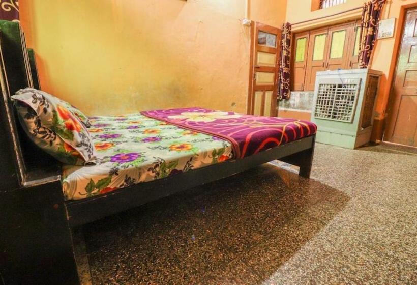 Hotel Goroomgo Laxmi Bhawan Dharamshala Mathura Near Yamuna River And Dwarikadhish Temple