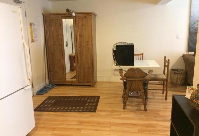 هتل Black Rooster Guesthouse