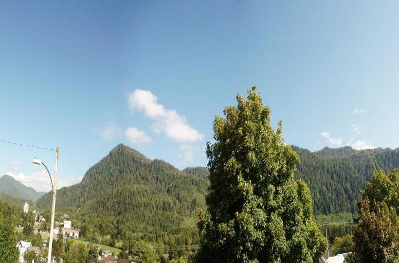 هتل Black Rooster Guesthouse