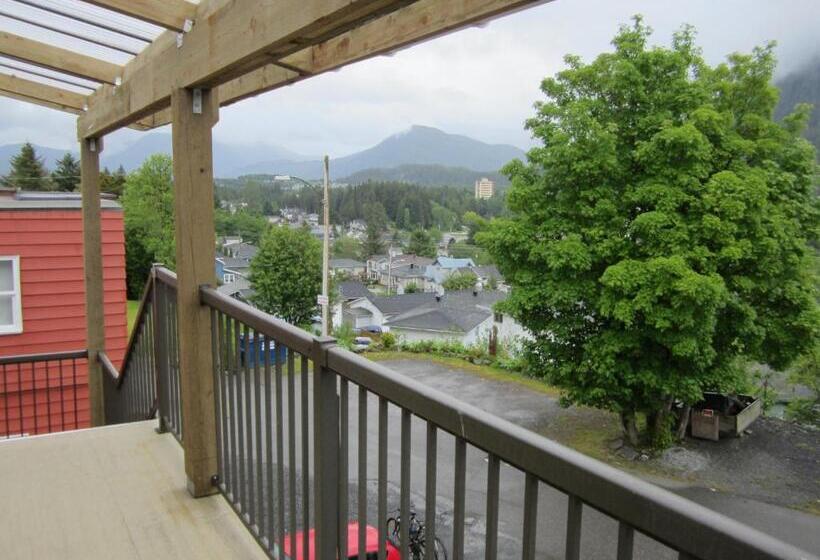 هتل Black Rooster Guesthouse