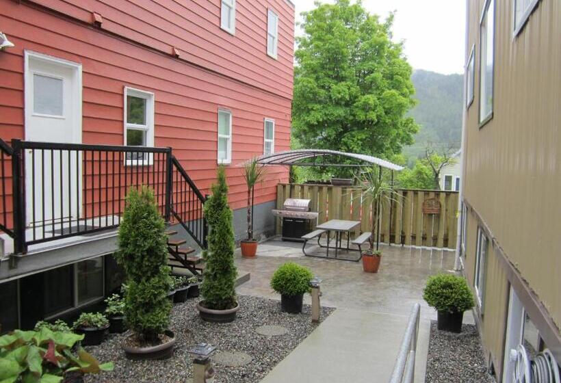 هتل Black Rooster Guesthouse