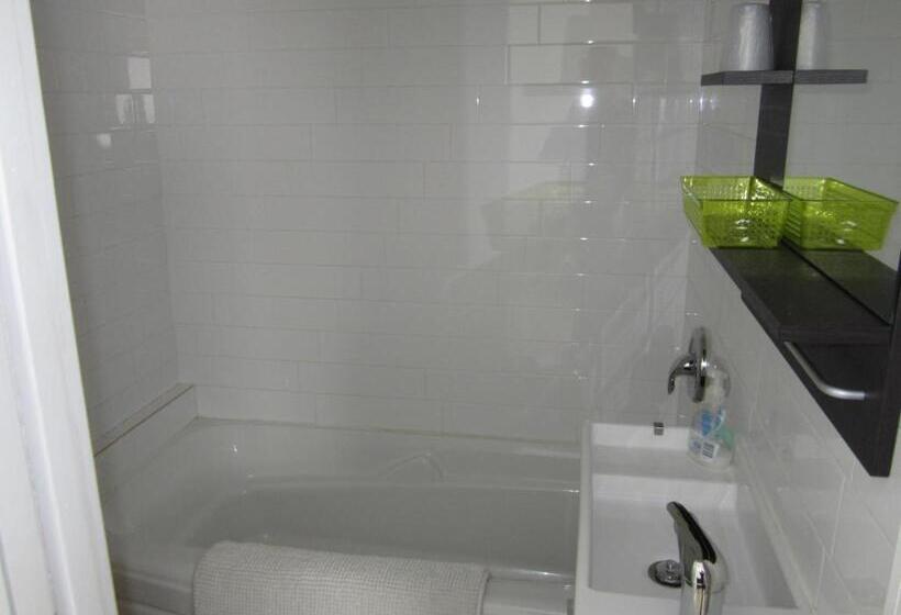 هتل Black Rooster Guesthouse