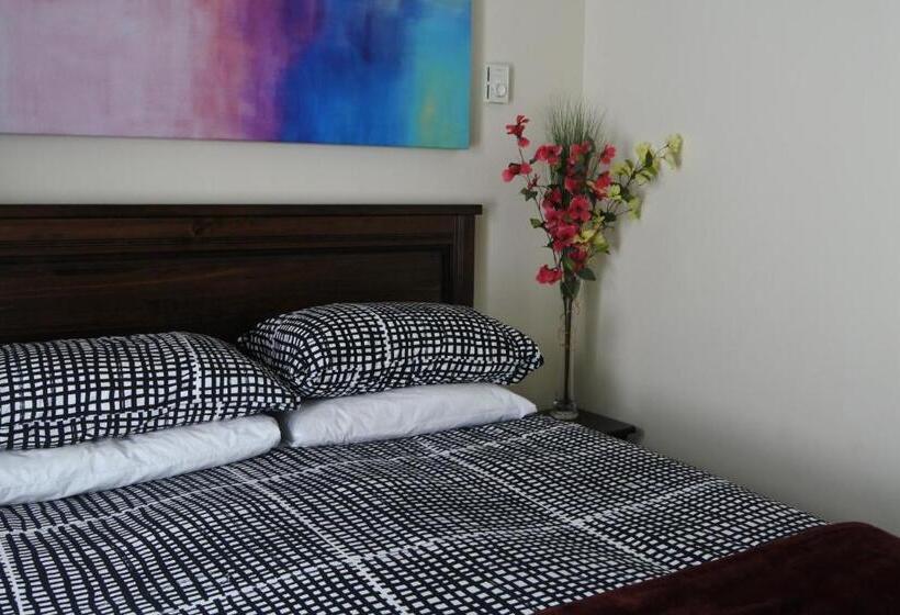 هتل Black Rooster Guesthouse