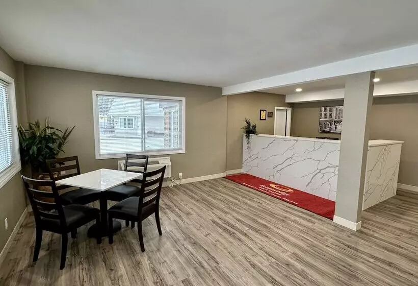 Motelli Econo Lodge Inn & Suites