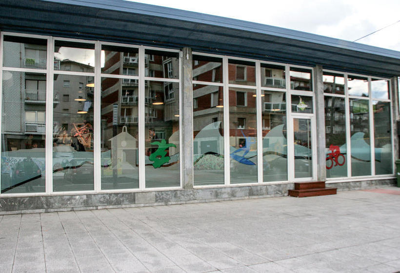 Mundaka Hostel & Sports Cafe