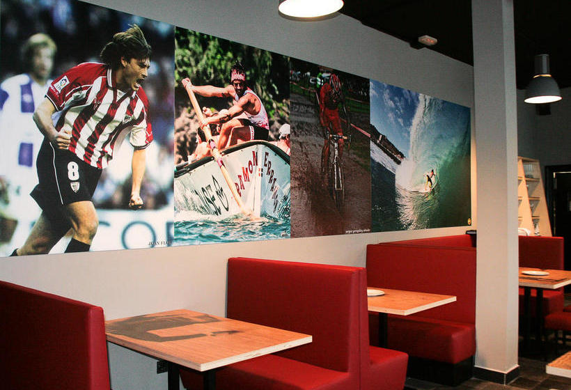 Mundaka Hostel & Sports Cafe