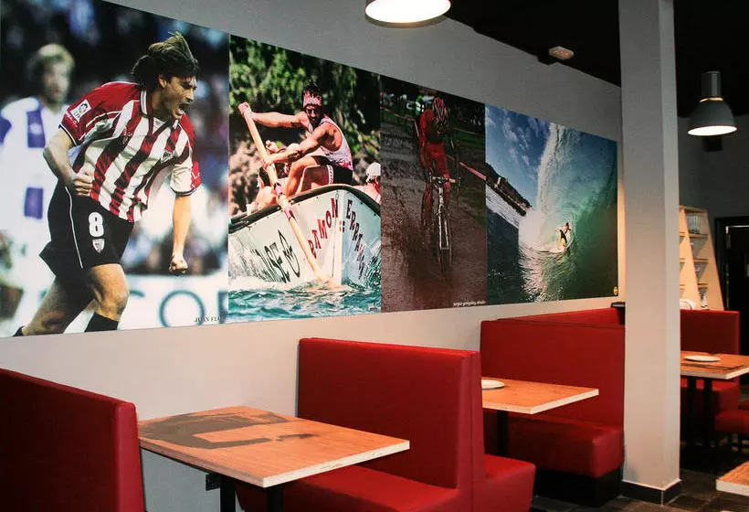 Mundaka Hostel & Sports Cafe
