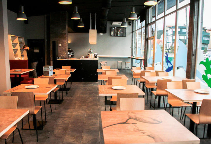 Mundaka Hostel & Sports Cafe