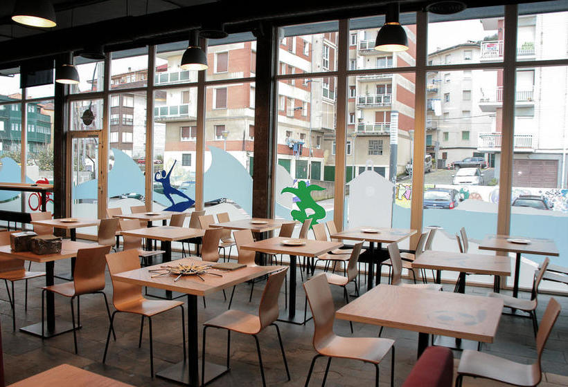 Mundaka Hostel & Sports Cafe
