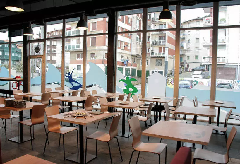 Mundaka Hostel & Sports Cafe
