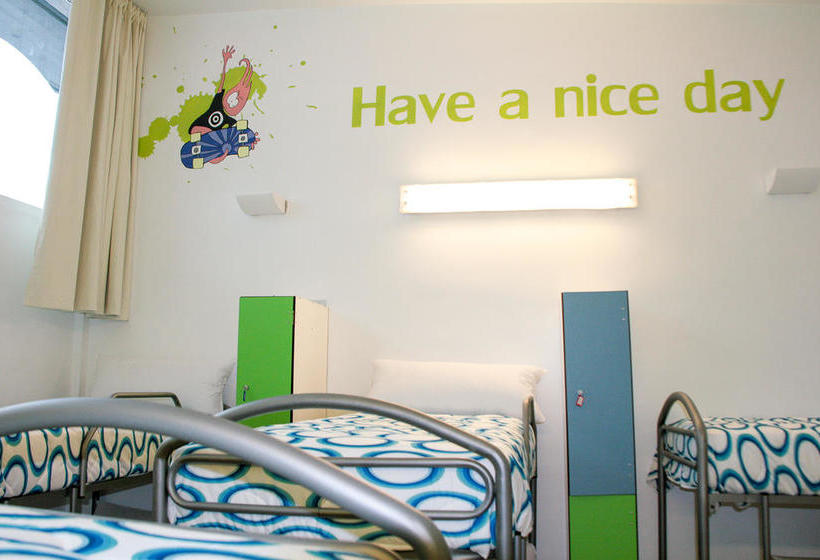 Mundaka Hostel & Sports Cafe