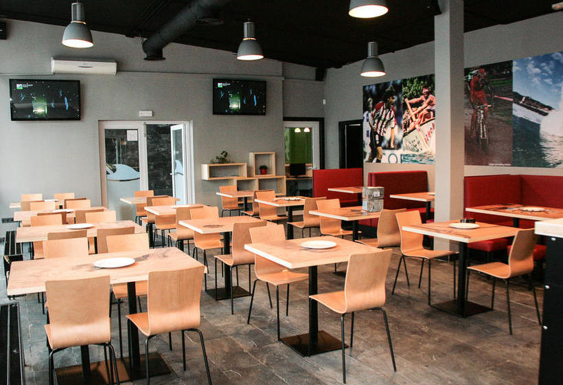 Mundaka Hostel & Sports Cafe