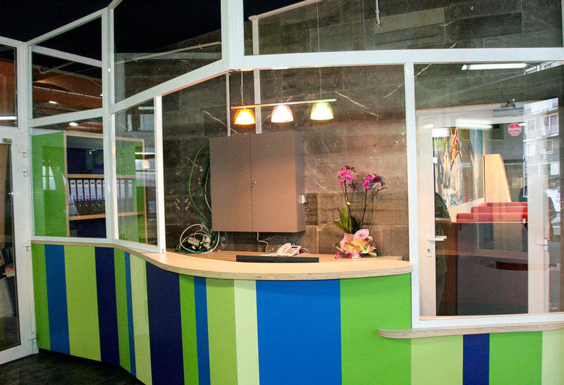 Mundaka Hostel & Sports Cafe