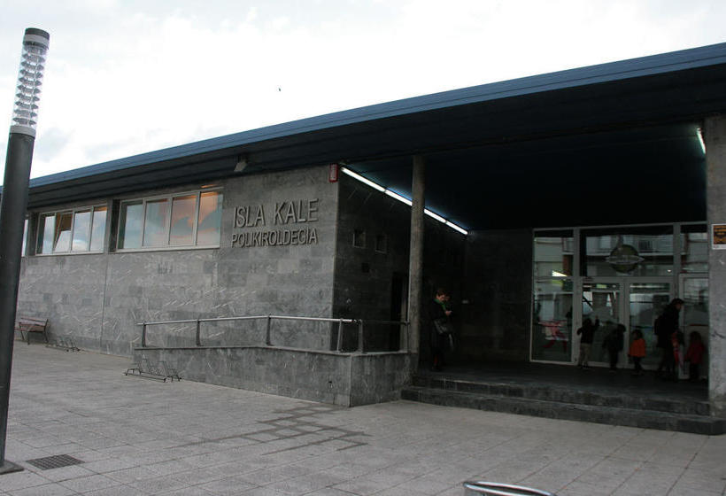 Mundaka Hostel & Sports Cafe