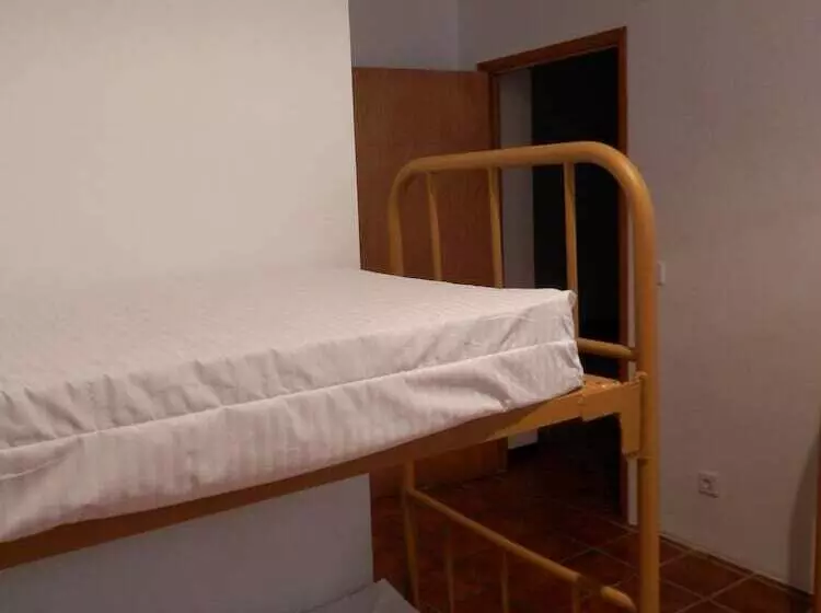 Albergue Restaurante Salto De Bierge   Hostel