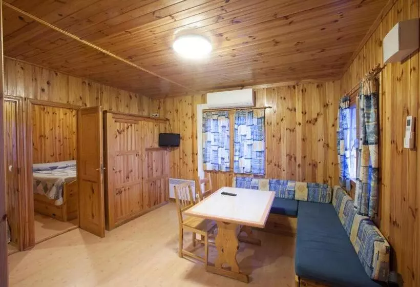اقامتگاه Camping Gironella