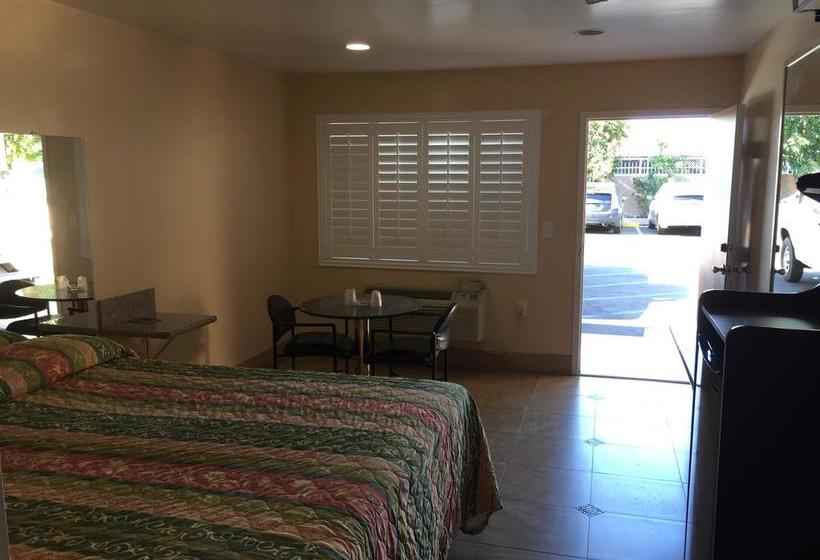 Мотель Foxy S Motor Inn On Florence & Hoover St