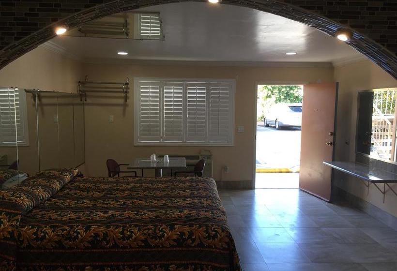 Мотель Foxy S Motor Inn On Florence & Hoover St