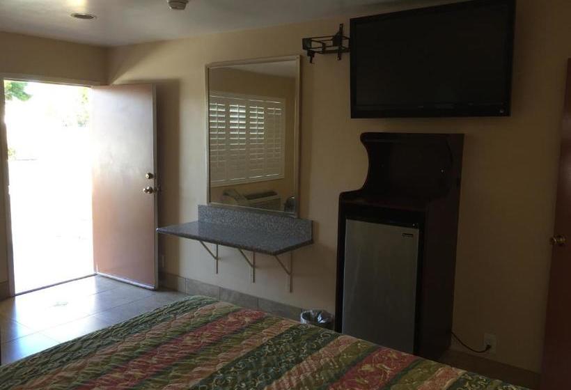 Мотель Foxy S Motor Inn On Florence & Hoover St