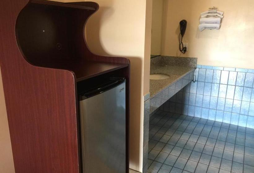 Мотель Foxy S Motor Inn On Florence & Hoover St