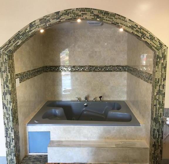 Мотель Foxy S Motor Inn On Florence & Hoover St