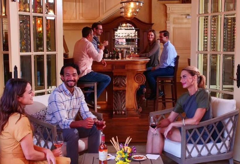 Ledson Hotel & Zina Lounge