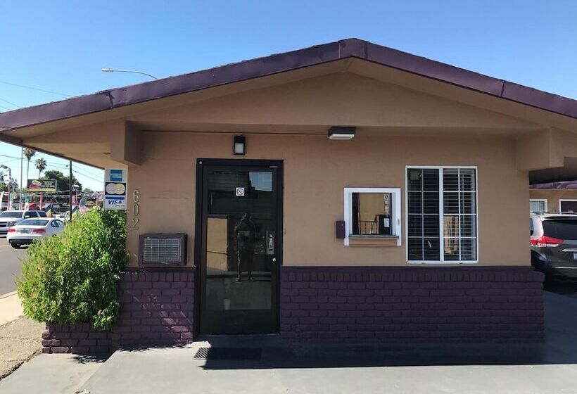 モーテル Economy Inn